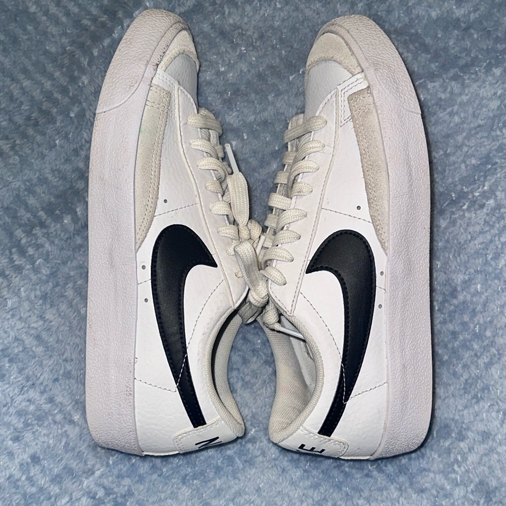 Nike Classic White and Black Sneakers Size 5.5 Y or 7 Women’s